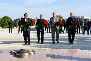 Рустам Минниханов возложил цветы к мемориалу в Назрани