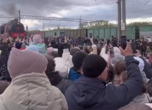 В Башкирии устроили давку и драку из-за бесплатной каши с поезда Победы