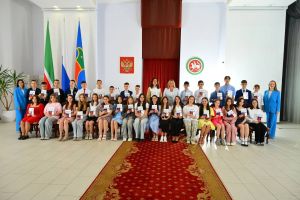 В Челнах 33 подросткам торжественно вручили паспорта