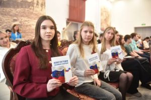 Юным жителям Челнов вручили паспорта в преддверии 80-летия Победы