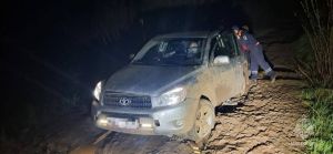 Спасатели вызволили из грязи автомобиль с ребенком на берегу Камы