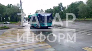 В Казани троллейбус столкнулся с легковым авто на улице Девятаева