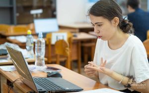 Юрист объяснил, как подросткам официально устроиться на работу летом