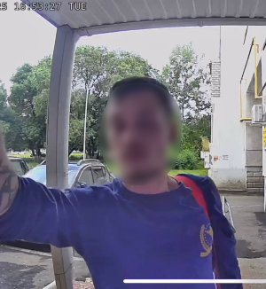 Жители Челнов пожаловались на неадекватного мужчину в подъезде