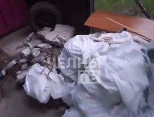 Во дворе дома 4/21 скопились горы строительного мусора