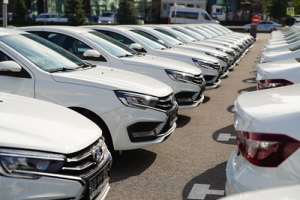 АвтоВАЗ поднимет цены на автомобили несмотря на падение продаж