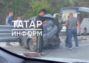 На Горьковском шоссе фура смяла «Ладу Калину» — пострадали женщина и ребёнок