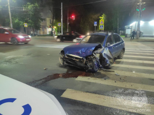 В Нижнем Новгороде иномарка врезалась в остановку: двое погибших