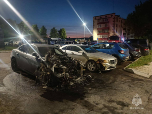 В Елабуге сожгли три авто на парковке: подозревают поджог