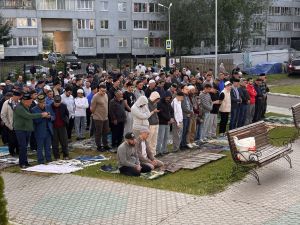Челнинцы собрались в мечетях города на гает-намаз