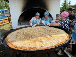 Губадия в Черемшане: рекордный пирог диаметром 1,5 метра