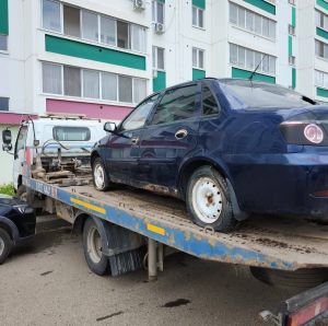 В Челнах убрали 24 заброшенные машины со дворов