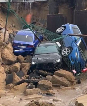 В Новой Туре три авто провалились под землю на парковке у склада