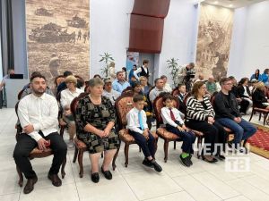 В Набережных Челнах вручили посмертные награды семьям погибших героев СВО
