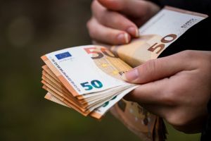 Туристы из Петербурга заплатили 30 тысяч рублей штрафа за поездку в метро Вены