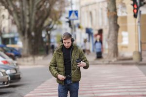 Пешеходов в России хотят штрафовать за гаджеты и наушники на дороге
