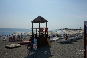 В Анапе из-за разлива мазута на пляжах ввели обязательные бахилы