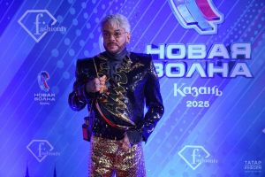 Филипп Киркоров упал на «Новой волне» в Казани и пожаловался на недомогание
