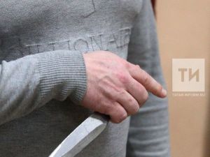 В Набережных Челнах двоих мужчин тяжело ранили ножом на улице