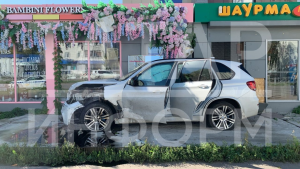В Казани водитель BMW после ДТП насмерть сбил самокатчика на тротуаре