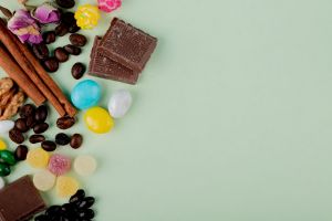 ВОЗ предложила запретить продажу сладостей у касс в России из-за ожирения