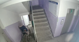 Полиция Казани вернула владельцу украденный из подъезда велосипед