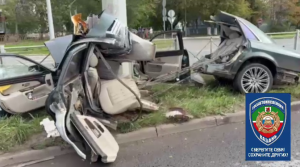 В Казани Audi разорвало пополам после удара о столб: водитель в больнице