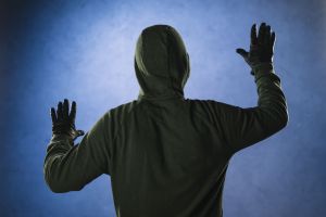 В Казани неадекват три месяца преследует девушку с Волгоградской