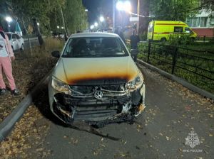 В Казани огонь с контейнерной площадки перекинулся на дом и три автомобиля