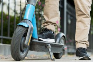 В Казани мужчина украл электросамокат у ТЦ — возбуждено дело