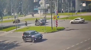 Под колеса Mazda в Нижнекамске попали двое на электросамокате