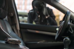 Уроженец Нижнего Новгорода обокрал автомобили в Казани на сотни тысяч рублей