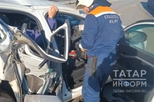 В ДТП под Челнами столкнулись три машины, пассажирку «Лады» зажало в салоне