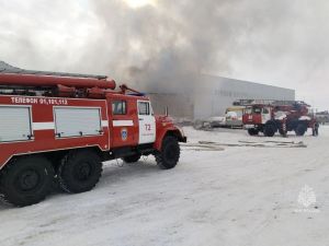 В Челнах потушили пожар на складе на Мензелинском тракте