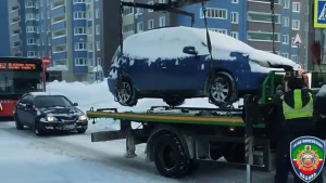 В «Салават Купере» 14 машин эвакуировали за парковку, мешающую уборке снега