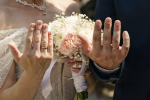 Российские молодожены массово отказываются от пышных свадеб из-за роста цен