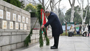 Минниханов почтил память советских летчиков в китайском Ухане