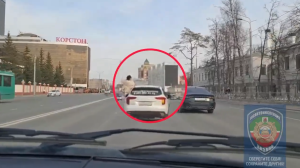 В Казани наказали водителя за опасную езду с пассажирами в окнах