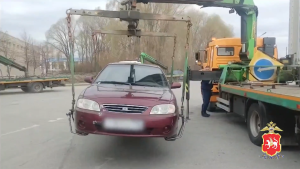 В Казани наказали водителя за опасную поездку с пассажирами в окнах