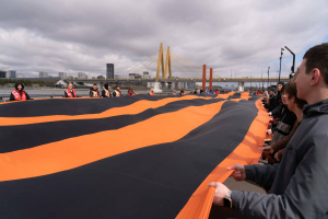 В Казани развернули Георгиевскую ленту длиной 300 метров