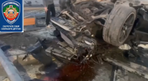 Mercedes перевернулся на остановке в Казани после удара о столб