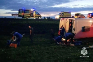 В Татарстане автобус с 46 пассажирами опрокинулся в кювет, пострадали 15 человек