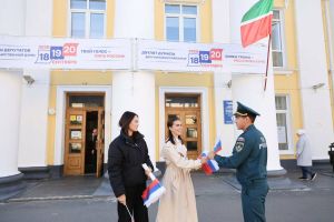 Акция «Мы — сила России»: фото с флагом на избирательных участках Татарстана