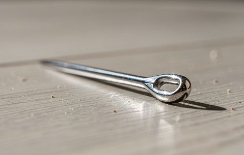 В Татарстане 11-летняя девочка наступила на иголку и попала в больницу