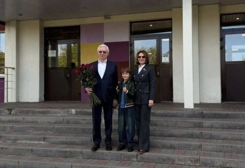 Глава «КАМАЗа» Сергей Когогин пришел на выборы вместе с семьей