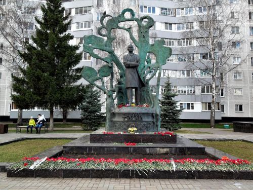 Памятник Габдулле Тукаю в Набережных Челнах