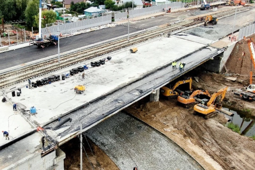 Строительные работы по возведению нового моста через Монастырскую протоку в Казани подходят к завершению