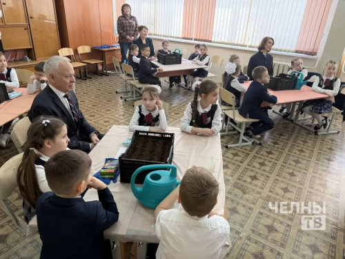 Школьники Челнов посадили редис для ветеранов ВОВ