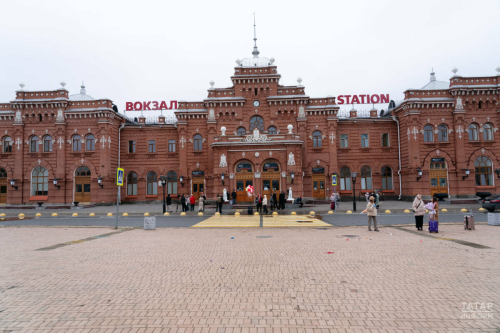 Восемь подростков из Татарстана начали работать на железнодорожном вокзале